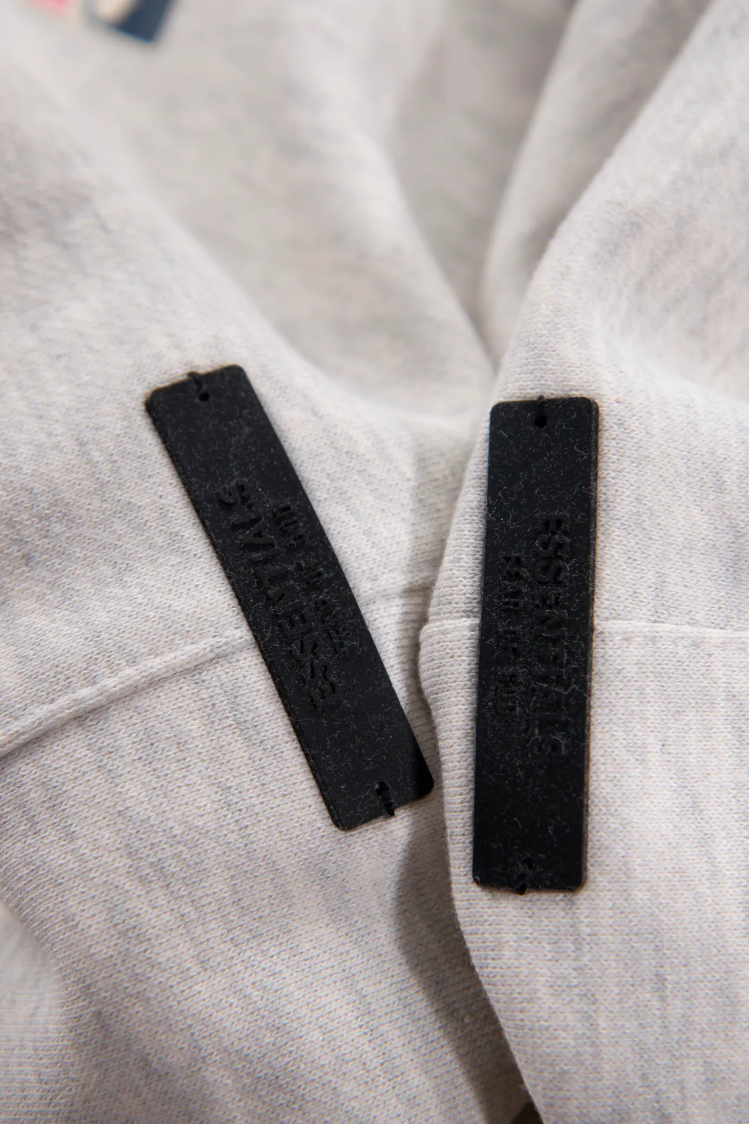 135 ESSENTIALS joint MLB pants Order number: 3396 Color: Gray MLB joint fog joint monogram sweatpants Fabric: Mainly made of pure cotton terry cloth with velvet inside, soft and thick to the touch, excellent warmth retention Technology: Cut with leggings sweatpants, with neat hem design, elastic band and drawstring at the waist MLB Logo on the thigh is offset printing process Details: All accessories are customized The level of precision can be compared with the domestic cross-border dedicated Size table: S (waist 33, trouser length 101, hip 53.5, foot 19) M (waist 35, trouser length 103, hip 55.5, foot 20) L (waist 37, trouser length 105, hip 57.5, foot 21) XL (waist 39, trouser length 107, hip 59.5, foot 22) Recommendations 172cm and below, 80-140kg S 172-177cm, 140-160kg M 177-182cm, 160-180kg L 182-187cm, 180kg XL